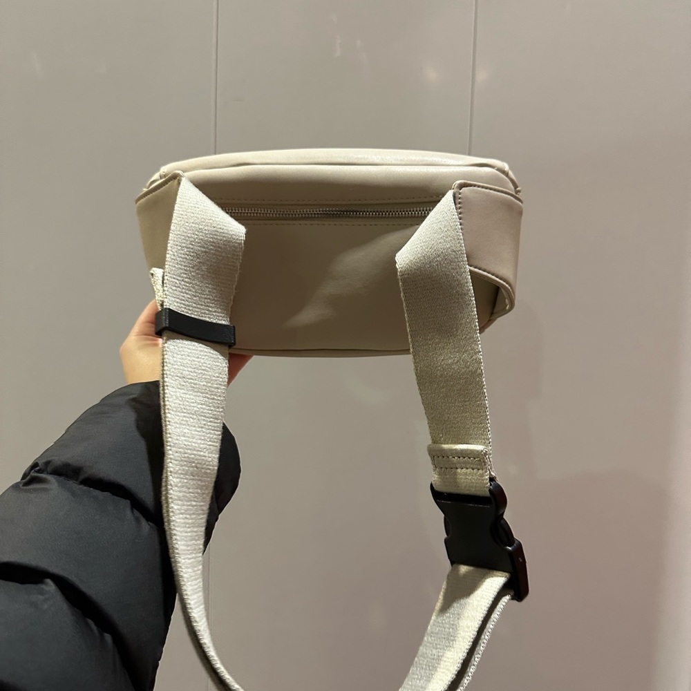 NEW Monos Metro Sling Belt Bag: Ivory - Picture 4 of 9